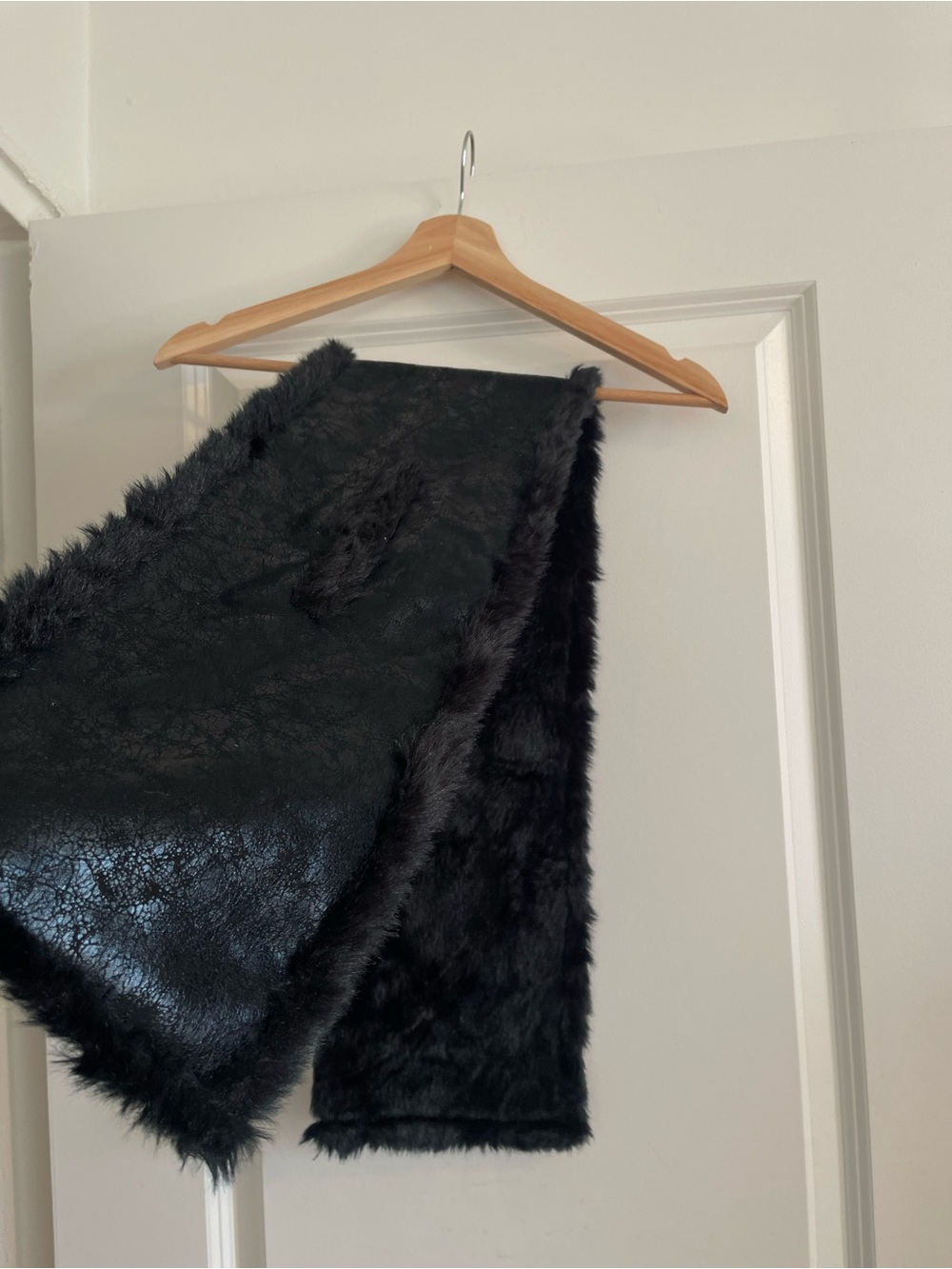 Gothic Slip-on faux-fur scarf